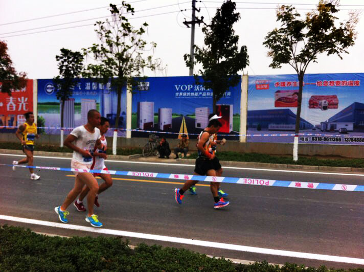 沃爾堡為“2014衡水湖國際馬拉松賽”加油助威